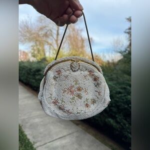 👜 Vintage WALBORG Elegant White Floral Beaded Handbag with Pocket Mirror